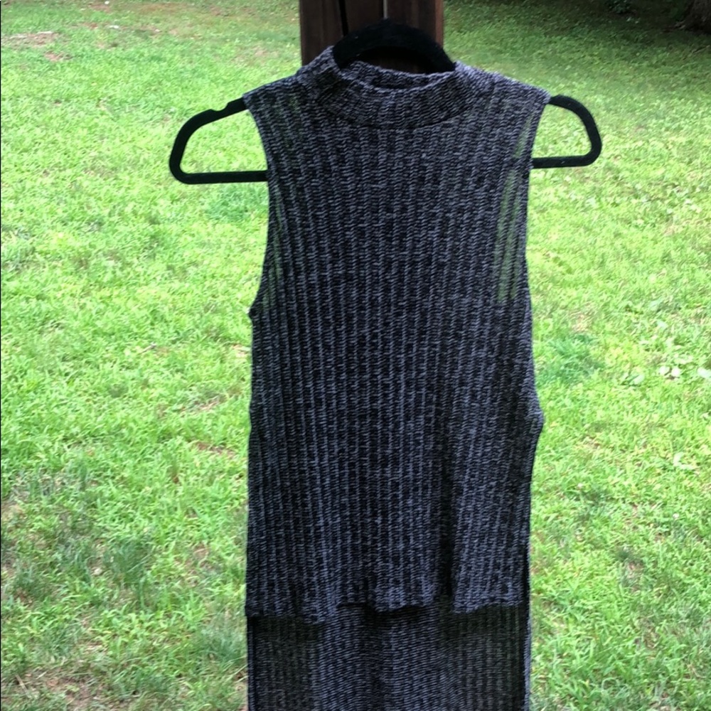 Barely worn high low tank-turtleneck